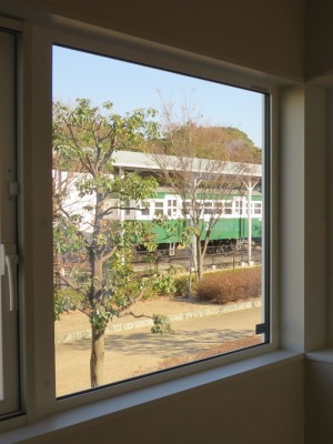 電車の見える窓