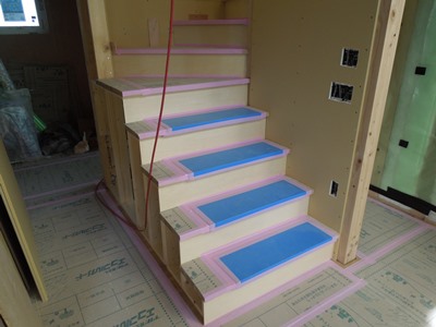 ひな壇の造作階段