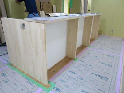 キッチン対面木製カウンター
